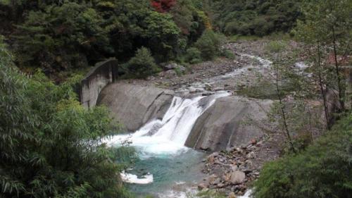 為補足德基水庫水量，在大甲溪北岸的志樂溪上游興建一座小型引水壩和引水隧道，將志樂溪的溪水越域引水至德基水庫。
&nbsp;