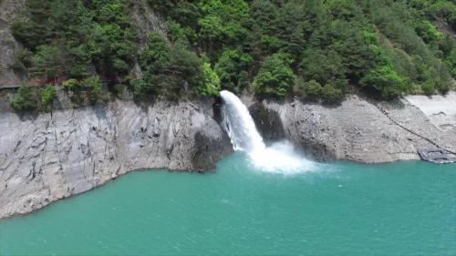 德基水庫水源主要來自大甲溪上游的有勝溪、司界蘭溪、南湖溪等，另有志樂溪越域引水送在壩址下方，於大甲溪北岸志樂溪上游興建一座小型引水壩 及引水隧道，將志樂溪的溪水引入德基水庫。
&nbsp;