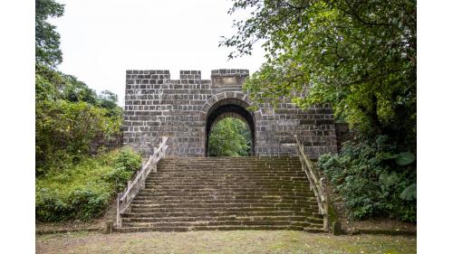 基隆港:基隆二沙灣砲台大門，又名「海門天險」為一級古蹟 1885年修築