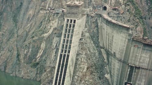 德基電廠進水口設於大壩左岸靠近壩座處，倚山而建傾斜式鋼筋混凝土建築，設欄污柵，並設寬 5 公尺， 高 8 公尺的固定輪閘門由上方之吊門機司啟閉。
&nbsp;