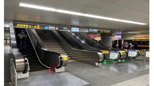 忠孝新生站副站名為台北科大，為轉乘中和新蘆線之旅客可搭乘電扶梯或走樓樓至地下樓轉乘。【圖/忠孝新生站B3中和新蘆線月台層通往B2層板南線及出口之電扶梯及樓梯】
&nbsp;