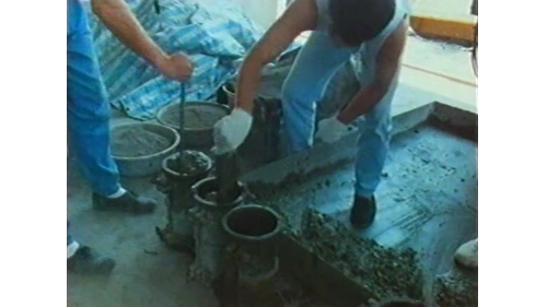 &nbsp;         將攪拌完成之混凝土放入混凝土試驗模內，分3層搗實，製成1比2的標準圓柱試體。並依規範放入養生池內養生至一定的齡期。