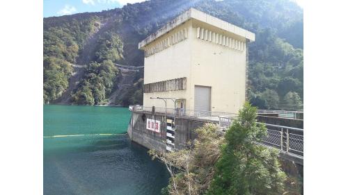 德基電廠進水口設於大壩左岸靠近壩座處，倚山而建傾斜式鋼筋混凝土建築，設欄污柵，並設寬 5 公尺， 高 8 公尺的固定輪閘門由上方之吊門機司啟閉。
&nbsp;