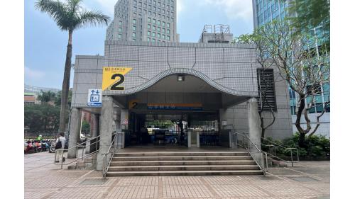 忠孝新生站副站名為台北科大，於1999年12月通車啟用：中和新蘆線編號為O07，於2010年11月啟用通車，為中和新蘆線之轉乘站。站體為地下三層設計，地面層設有7處出入口，出口1、2位於車站西端，出口3、4位於車站東端 (忠孝東路方向)，出口5、7位於車站南端(新生南路方向)，無障礙電梯位於出口2、3、6；其中出口5與聯合開發大樓共構。【圖/忠孝新生站2號出口】