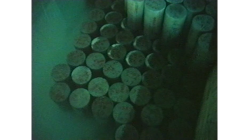 &nbsp;         將攪拌完成之混凝土放入混凝土試驗模內，分3層搗實，製成1比2的標準圓柱試體。並依規範放入養生池內養生至一定的齡期。