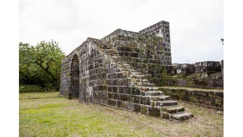 基隆港:基隆二沙灣砲台大門，又名「海門天險」，今日規模為1885年台灣巡撫劉銘傳所修築。為中華民國一級古蹟。