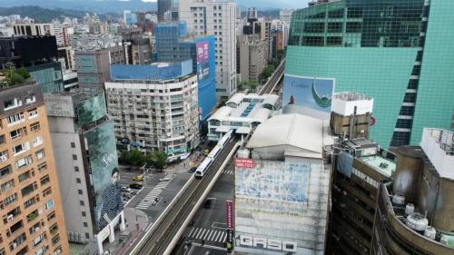 忠孝復興站位在忠孝東路與復興南路口，板南線中編號為BL15，於1999年12月通車啟用;文湖線中編號為BR10，於1996年3月啟用。忠孝復興站與聯合開發大樓共構，是一個高架地下交會車站在，並可轉乘至文湖線。另由地下一樓可前往東區地下街，以及由2號出口前往至遠東SOGO百貨。站體共有地上及地下各四層，共設有5處出入口，地下三層為板南線之大廳層，地下四層為板南線月台層。地上三層為文湖線之大廳層及月台層，地上四層為天橋層，可在此切換搭乘方向。板南線為一島式月台，設有半高式月台門，文湖線為兩座側式月台及設有全高式月台門。
&nbsp;