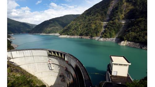 德基電廠進水口設於大壩左岸靠近壩座處，倚山而建傾斜式鋼筋混凝土建築，設欄污柵，並設寬 5 公尺， 高 8 公尺的固定輪閘門由上方之吊門機司啟閉。
&nbsp;
