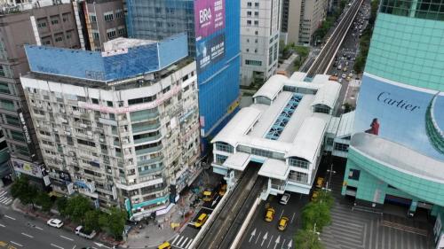忠孝復興站位在忠孝東路與復興南路口，板南線中編號為BL15，於1999年12月通車啟用;文湖線中編號為BR10，於1996年3月啟用。忠孝復興站與聯合開發大樓共構，是一個高架地下交會車站在，並可轉乘至文湖線。另由地下一樓可前往東區地下街，以及由2號出口前往至遠東SOGO百貨。站體共有地上及地下各四層，共設有5處出入口，地下三層為板南線之大廳層，地下四層為板南線月台層。地上三層為文湖線之大廳層及月台層，地上四層為天橋層，可在此切換搭乘方向。板南線為一島式月台，設有半高式月台門，文湖線為兩座側式月台及設有全高式月台門。