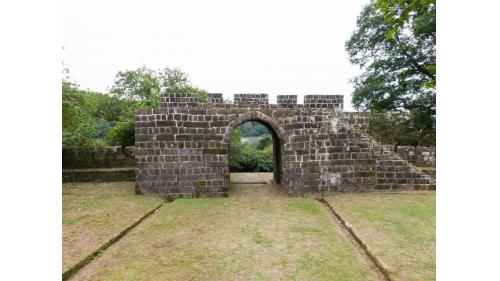 基隆港:基隆二沙灣砲台大門，又名「海門天險」，今日規模為1885年台灣巡撫劉銘傳所修築。為中華民國一級古蹟。