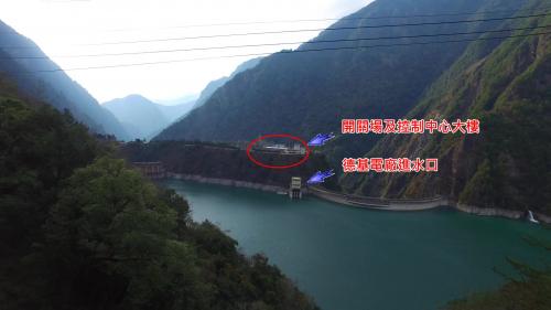 進水口是倚山而建傾斜式鋼筋混凝土建築，開關場及控制中心設在電廠上方必坦鞍部開挖而成的平台，控制中心設在電廠上方地面，有高 210 公尺的直井相連，井內通電纜並設電梯。
&nbsp;