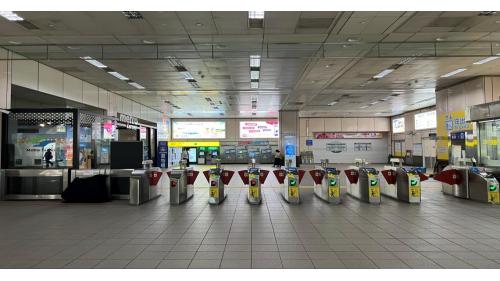 忠孝復興站位在忠孝東路與復興南路口，在板南線中編號為BL15，於1999年12月通車啟用：文湖線中編號為BR10，於1996年3月啟用。忠孝復興站與聯合開發大樓共構，可轉乘至文湖線，由地下一樓前往東區地下街，以及由2號出口前往至遠東SOGO百貨。站體共有地上及地下各四層，共設有5處出入口，地下三層為板南線之大廳層，地下四層為板南線月台層。地上三層為文湖線之大廳層及月台層，地上四層為天橋層，可在此切換搭乘方向。板南線為一島式月台，設有半高式月台門，文湖線為兩座側式月台及設有全高式月台門。【圖/地上三樓文湖線大廳層、月台層】
&nbsp;