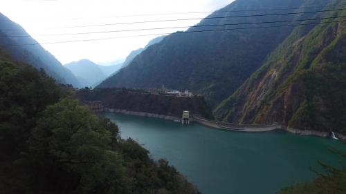 進水口是倚山而建傾斜式鋼筋混凝土建築，開關場及控制中心設在電廠上方必坦鞍部開挖而成的平台，控制中心設在電廠上方地面，有高 210 公尺的直井相連，井內通電纜並設電梯。
&nbsp;