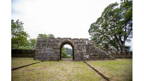 基隆港:基隆二沙灣砲台大門，又名「海門天險」，今日規模為1885年台灣巡撫劉銘傳所修築。為中華民國一級古蹟。