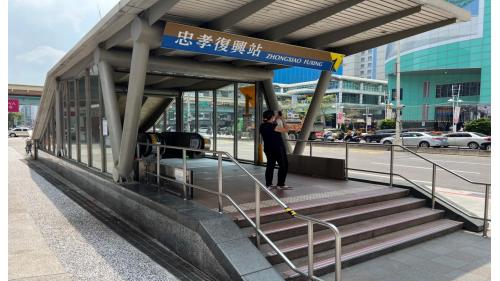 忠孝復興站位在忠孝東路與復興南路口，在板南線中編號為BL15， 於1999年12月通車啟用：文湖線中編號為BR10，於1996年3月啟用。忠孝復興站與聯合開發大樓共構，可轉乘至文湖線，由地下一樓前往東區地下街，以及由2號出口前往至遠東SOGO百貨。站體共有地上及地下各四層，共設有5處出入口。