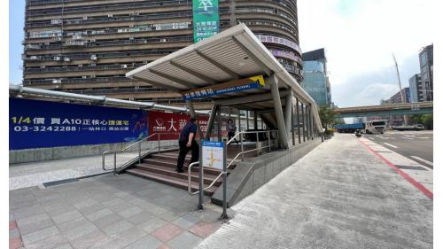 忠孝復興站位在忠孝東路與復興南路口，在板南線中編號為BL15， 於1999年12月通車啟用：文湖線中編號為BR10，於1996年3月啟用。忠孝復興站與聯合開發大樓共構，可轉乘至文湖線，由地下一樓前往東區地下街，以及由2號出口前往至遠東SOGO百貨。站體共有地上及地下各四層，共設有5處出入口。