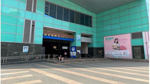 忠孝復興站位在忠孝東路與復興南路口，在板南線中編號為BL15， 於1999年12月通車啟用：文湖線中編號為BR10，於1996年3月啟用。忠孝復興站與聯合開發大樓共構，可轉乘至文湖線，由地下一樓前往東區地下街，以及由2號出口前往至遠東SOGO百貨。站體共有地上及地下各四層，共設有5處出入口，【圖/2號出口可抵聯合開發大樓遠東SOGO百貨復興館)。】