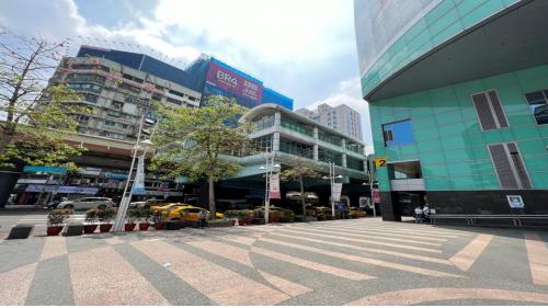 忠孝復興站位在忠孝東路與復興南路口，在板南線中編號為BL15， 於1999年12月通車啟用：文湖線中編號為BR10，於1996年3月啟用。忠孝復興站與聯合開發大樓共構，可轉乘至文湖線，由地下一樓前往東區地下街，以及由2號出口前往至遠東SOGO百貨。站體共有地上及地下各四層，共設有5處出入口，【圖/2號出口可抵聯合開發大樓遠東SOGO百貨復興館)。】
&nbsp;