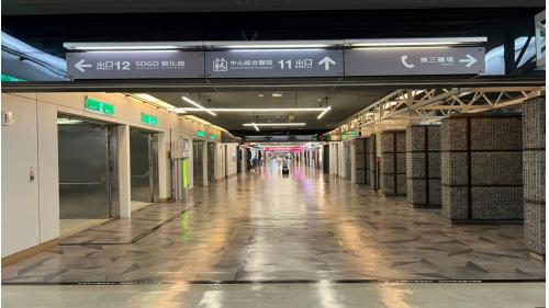 忠孝復興站位在忠孝東路與復興南路口，在板南線中編號為BL15， 於1999年12月通車啟用：文湖線中編號為BR10，於1996年3月啟用。忠孝復興站與聯合開發大樓共構，可轉乘至文湖線，由地下一樓前往東區地下街，以及由2號出口前往至遠東SOGO百貨。站體共有地上及地下各四層，共設有5處出入口，【圖/忠孝復興站至忠孝敦化站間有捷運東區地下街】
&nbsp;
