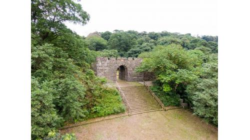 基隆港:基隆二沙灣砲台大門，又名「海門天險」，今日規模為1885年台灣巡撫劉銘傳所修築。為中華民國一級古蹟。