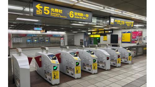 忠孝敦化站為地下二層車站，共有8處出入口，為台北捷運非轉乘站中，出口最多之車站，地下一樓為大廳層，地下二樓為月台層，設有一座島式月台，月台門採半高式設計。【圖/忠孝敦化站大廳層驗票閘門】
