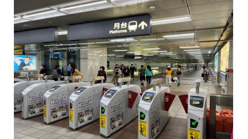 忠孝敦化站為地下二層車站，共有8處出入口，為台北捷運非轉乘站中，出口最多之車站，地下一樓為大廳層，地下二樓為月台層，設有一座島式月台，月台門採半高式設計。【圖/忠孝敦化站大廳層驗票閘門】
&nbsp;