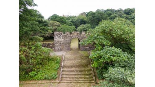 基隆港:基隆二沙灣砲台大門，又名「海門天險」，今日規模為1885年台灣巡撫劉銘傳所修築。為中華民國一級古蹟。