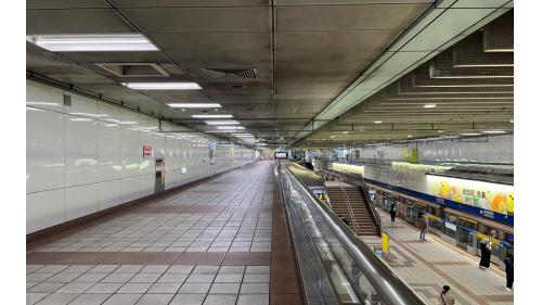 忠孝敦化站為地下二層車站，共有8處出入口，為台北捷運非轉乘站中，出口最多之車站，地下一樓為大廳層，地下二樓為月台層，設有一座島式月台，月台門採半高式設計。【圖/忠孝敦化站大廳層】
&nbsp;