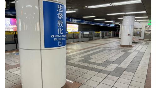 忠孝敦化站為地下二層車站，共有8處出入口，為台北捷運非轉乘站中，出口最多之車站，地下一樓為大廳層，地下二樓為月台層，設有一座島式月台，月台門採半高式設計。與忠孝復興站同為可連接東區地下街之捷運站，各出入口外亦設有周邊商圈及廣場等。
&nbsp;