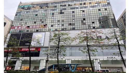 忠孝敦化站為地下二層車站，共有8處出入口，為台北捷運非轉乘站中，出口最多之車站，地下一樓為大廳層，地下二樓為月台層，設有一座島式月台，月台門採半高式設計。與忠孝復興站同為可連接東區地下街之捷運站，各出入口外亦設有周邊商圈及廣場等。