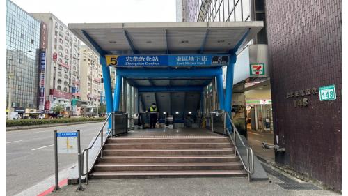 忠孝敦化站為地下二層車站，共有8處出入口，為台北捷運非轉乘站中，出口最多之車站，地下一樓為大廳層，地下二樓為月台層，設有一座島式月台，月台門採半高式設計。與忠孝復興站同為可連接東區地下街之捷運站，各出入口外有周邊商圈及廣場等。【圖/5號出口可通往地下街】
&nbsp;