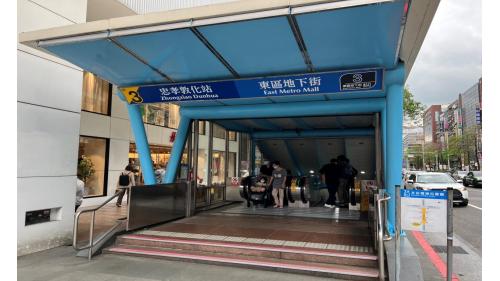 忠孝敦化站為地下二層車站，共有8處出入口，為台北捷運非轉乘站中，出口最多之車站，地下一樓為大廳層，地下二樓為月台層，設有一座島式月台，月台門採半高式設計。與忠孝復興站同為可連接東區地下街之捷運站，各出入口外亦設有周邊商圈及廣場等。