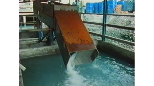 &nbsp;         隧道內排水先流經沉澱池，經化學藥品混合後加速沉澱，使排放水的水質符合環保需求。
