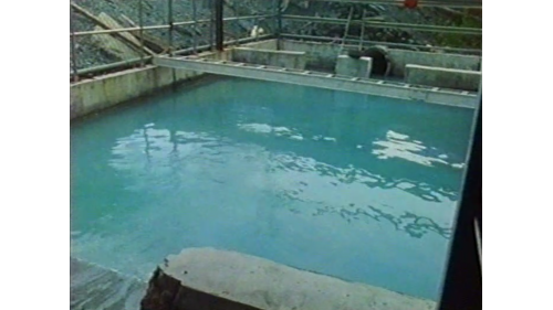 &nbsp;         隧道內排水先流經沉澱池，經化學藥品混合後加速沉澱，使排放水的水質符合環保需求。