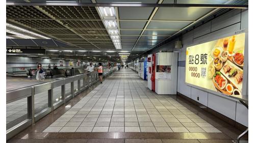 國父紀念館站位於忠孝東路與光復南路口，1999年12月通車啟用，為地下二層車站，共設有5處出入口，地下一樓為大廳層；地下二樓為月台層，採島式月台設計，設有半高式月台門。大廳層設有車站大廳、詢問處、自動售票機、驗票閘門、洗手間。