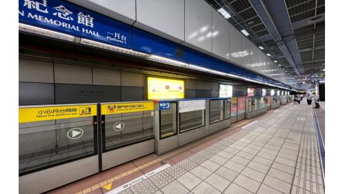 國父紀念館站位於忠孝東路與光復南路口，1999年12月通車啟用，為地下二層車站，共設有5處出入口，地下一樓為大廳層；地下二樓為月台層，採島式月台設計，設有半高式月台門。
&nbsp;