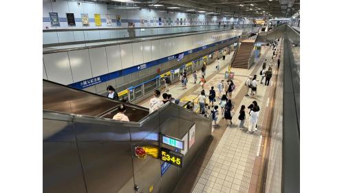 國父紀念館站位於忠孝東路與光復南路口，1999年12月通車啟用，為地下二層車站，共設有5處出入口，地下一樓為大廳層；地下二樓為月台層，採島式月台設計，設有半高式月台門。
&nbsp;