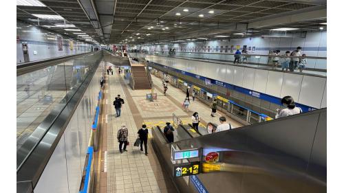 國父紀念館站位於忠孝東路與光復南路口，1999年12月通車啟用，為地下二層車站，共設有5處出入口，地下一樓為大廳層；地下二樓為月台層，採島式月台設計，設有半高式月台門。