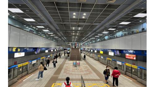國父紀念館站位於忠孝東路與光復南路口，1999年12月通車啟用，為地下二層車站，共設有5處出入口，地下一樓為大廳層；地下二樓為月台層，採島式月台設計，設有半高式月台門。