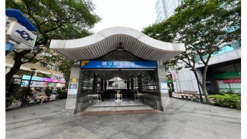 國父紀念館站位於忠孝東路與光復南路口，1999年12月通車啟用，為地下二層車站，共設有5處出入口，地下一樓為大廳層；地下二樓為月台層，採島式月台設計，設有半高式月台門。出口1、2位於東站西端，出口3~5位於車站東端。
&nbsp;