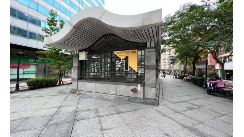 國父紀念館站位於忠孝東路與光復南路口，1999年12月通車啟用，為地下二層車站，共設有5處出入口，地下一樓為大廳層；地下二樓為月台層，採島式月台設計，設有半高式月台門。出口1、2位於東站西端，出口3~5位於車站東端。
&nbsp;