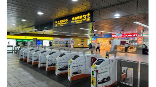 市政府站位於信義區忠孝東路五段，於1999年12月通車啟用，為地下二層車站，共有5處出入口，地下一樓為大廳層，設有人行地下道，地下二樓為月台層，為島式月台且採用半高式月台門。車站大廳、詢問處、自動售票機、驗票閘門等。