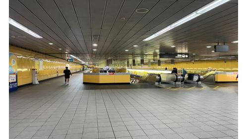 市政府站位於信義區忠孝東路五段，於1999年12月通車啟用，為地下二層車站，共有5處出入口，地下一樓為大廳層，設有人行地下道，地下二樓為月台層，為島式月台且採用半高式月台門。車站大廳、詢問處、自動售票機、驗票閘門等。
&nbsp;