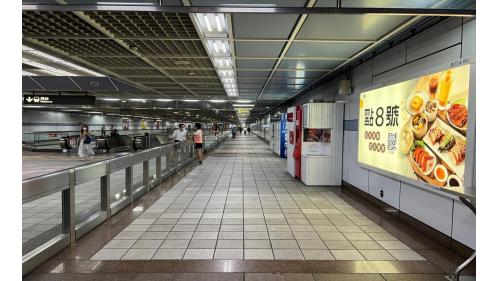市政府站位於信義區忠孝東路五段，於1999年12月通車啟用，為地下二層車站，共有5處出入口，地下一樓為大廳層，設有人行地下道，地下二樓為月台層，為島式月台且採用半高式月台門。車站大廳、詢問處、自動售票機、驗票閘門等。
&nbsp;