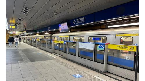 市政府站位於信義區忠孝東路五段，於1999年12月通車啟用，為地下二層車站，共有5處出入口，地下一樓為大廳層，設有人行地下道，地下二樓為月台層，為島式月台且採用半高式月台門。
&nbsp;