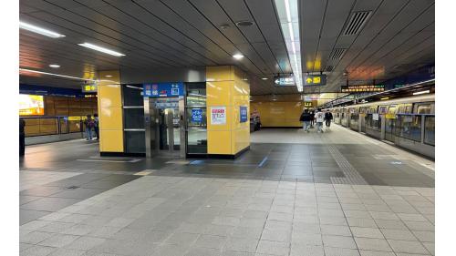 市政府站位於信義區忠孝東路五段，於1999年12月通車啟用，為地下二層車站，共有5處出入口，地下一樓為大廳層，設有人行地下道，地下二樓為月台層，為島式月台且採用半高式月台門。
&nbsp;