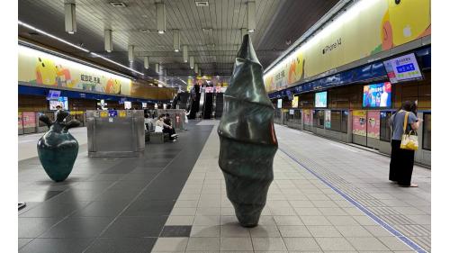 市政府站位於信義區忠孝東路五段，於1999年12月通車啟用，為地下二層車站，共有5處出入口，地下一樓為大廳層，設有人行地下道，地下二樓為月台層，為島式月台且採用半高式月台門。【圖/市政府站《成長》公共藝術作品《扭曲》】
&nbsp;