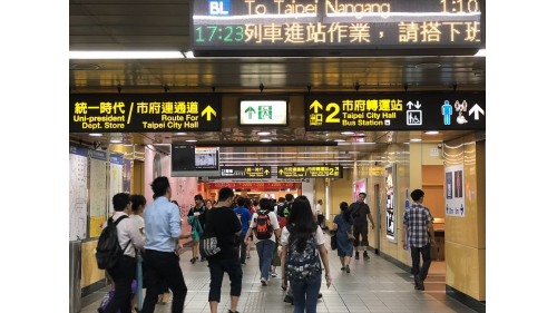 市政府站位於信義區忠孝東路五段，地面層共有5處出入口。出口1、2位於車站西端，出口3、4位於車站東端，無障礙電梯位於出口2，出口2、3共構聯合開發大樓。【圖/市政府站２號出口】
&nbsp;
