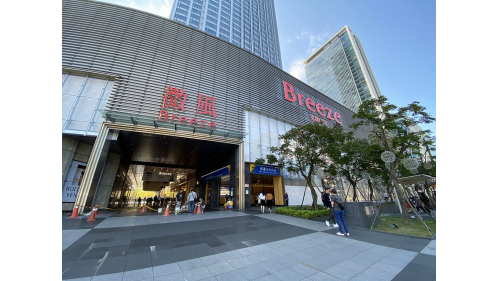 市政府站位於信義區忠孝東路五段，地面層共有5處出入口。出口1、2位於車站西端，出口3、4位於車站東端，無障礙電梯位於出口2，出口2、3共構聯合開發大樓。【圖/市政府站３號出口】
&nbsp;