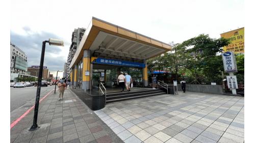 市政府站位於信義區忠孝東路五段，地面層共有5處出入口。出口1、2位於車站西端，出口3、4位於車站東端，無障礙電梯位於出口2，出口2、3共構聯合開發大樓。【圖/市政府站4號出口】
&nbsp;